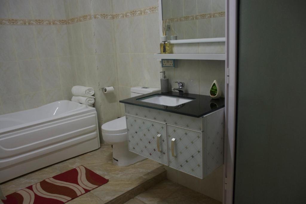 Koupelna v ubytování SAHDEV GOHIN VILLA