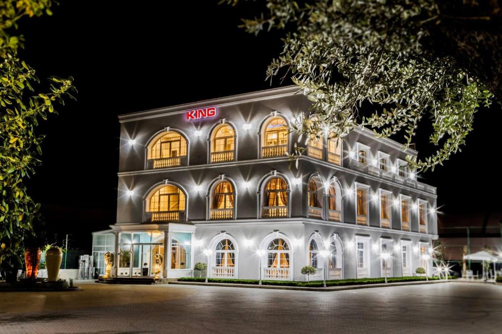 una rappresentazione di un edificio karma di notte di The King Resort a Tirana