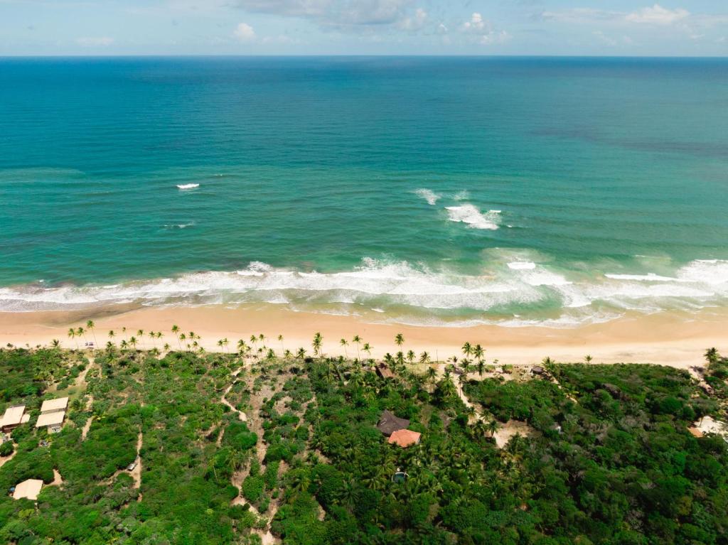 una vista aérea de la playa y del océano en Pousada Sitio da Bia en Marau