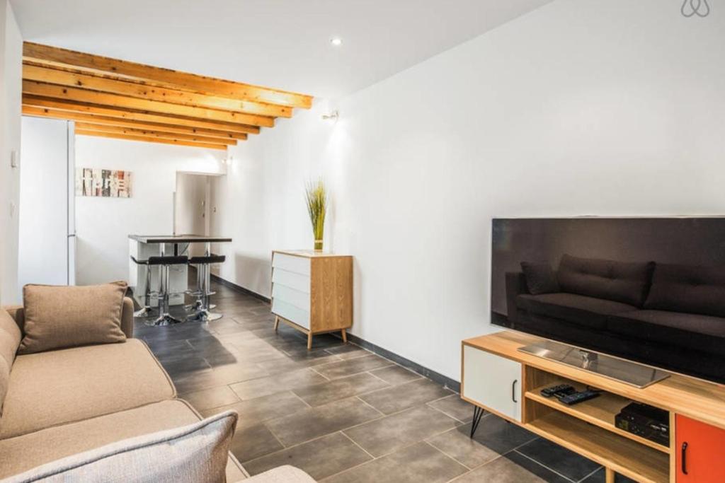 VVMH ASSET MANAGEMENT - Housity