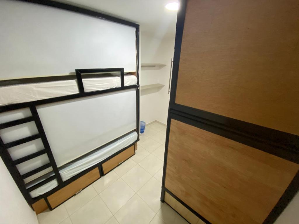 Palanda nebo palandy na pokoji v ubytování Nueve Uno Hostel
