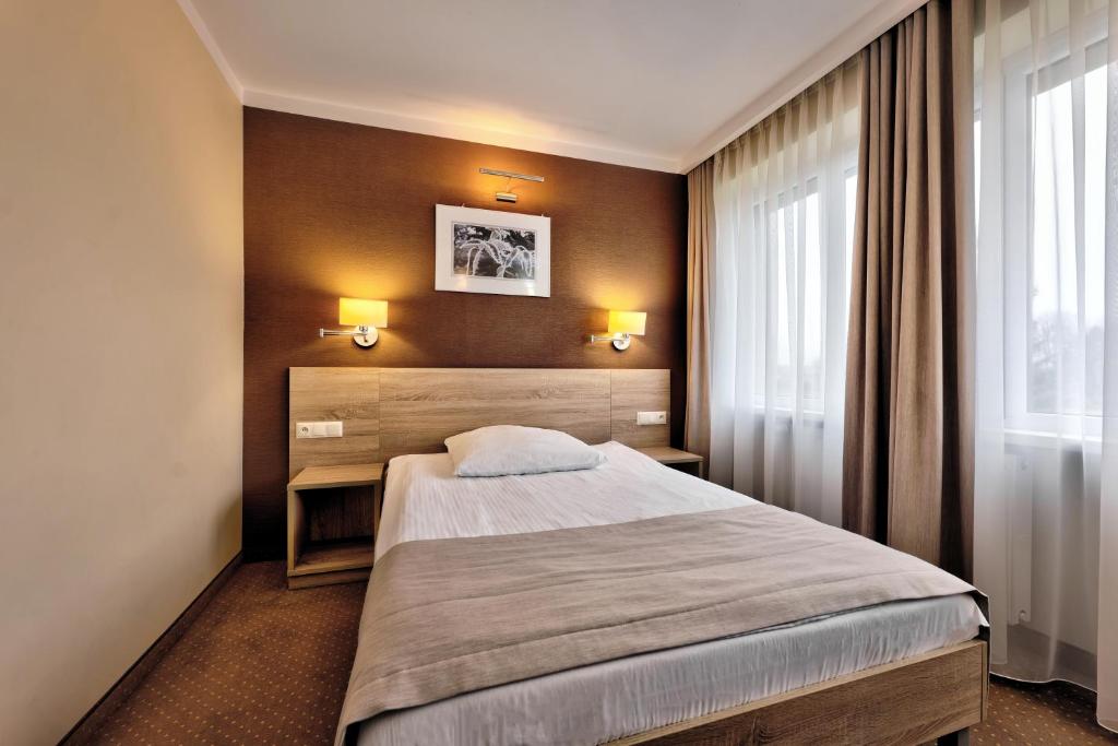 Postel nebo postele na pokoji v ubytování Hotel Leśny