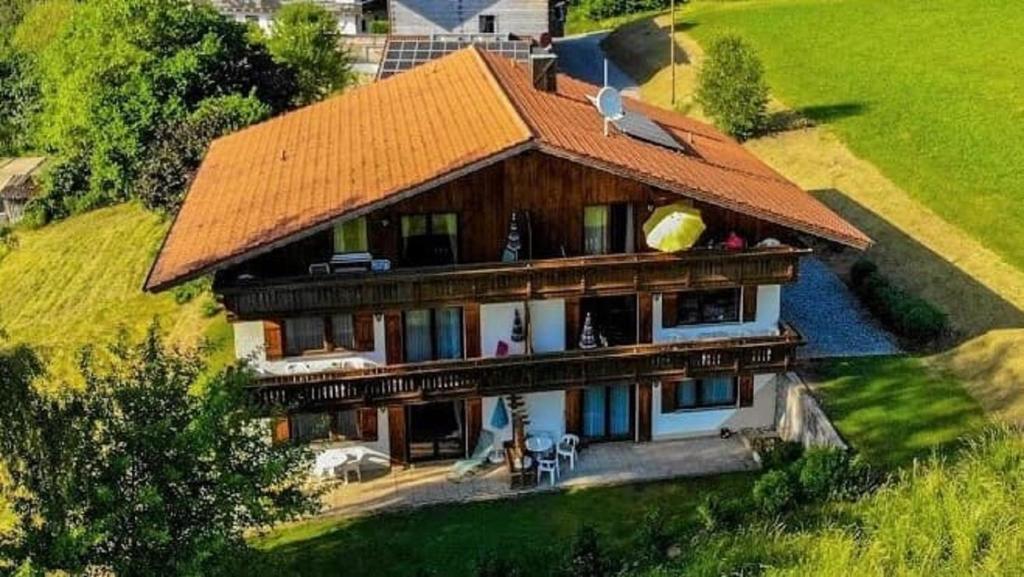 eine Luftansicht eines Hauses mit orangefarbenem Dach in der Unterkunft Ferienhaus Mariele in Lohberg