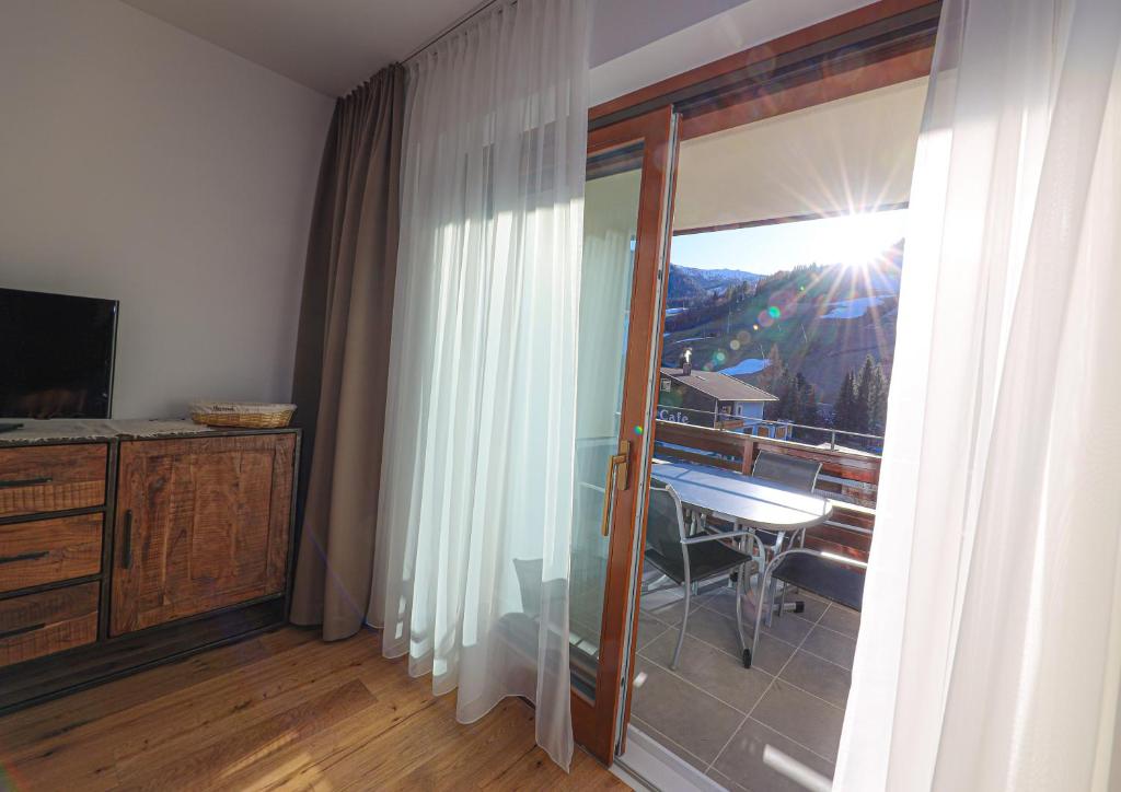 A television and/or entertainment centre at Appartementhaus Römerhof Superior - Kärnten Card Sommer inklusive