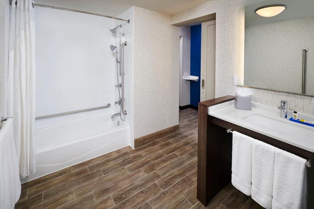Holiday Inn Express - Sarnia - Point Edward by IHG - Camera Queen Con Due Letti Queen - Accesso Per Disabili Vasca/Non Fumatori