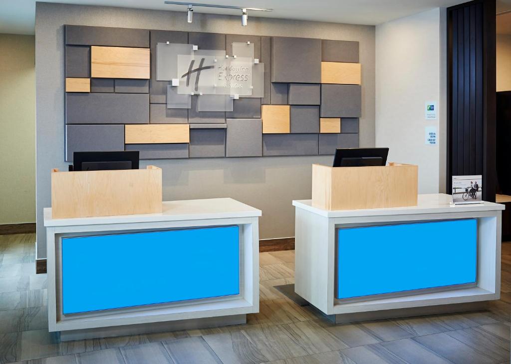 2 escritorios de recepción con luces azules en el vestíbulo en Holiday Inn Express - Sarnia - Point Edward by IHG, en Sarnia