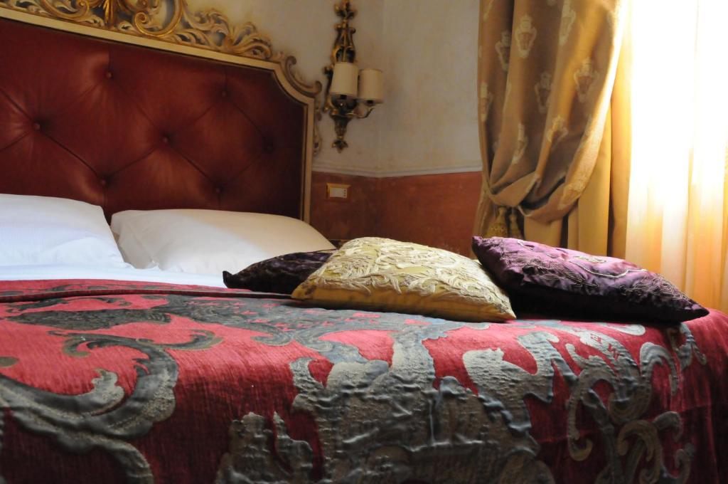 Postel nebo postele na pokoji v ubytování Romanico Palace Luxury Hotel & SPA