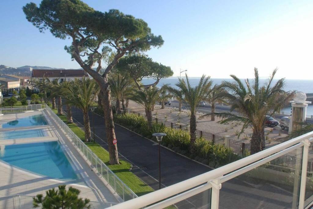Bazén v ubytování Royal Palm nebo v jeho okolí