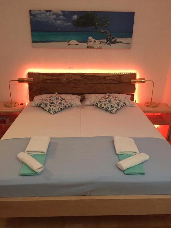 Posteľ alebo postele v izbe v ubytovaní Apartmani Misic