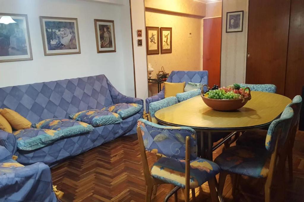 sala de estar con sofá, mesa y sillas en Departamento en Nueva Córdoba en Córdoba