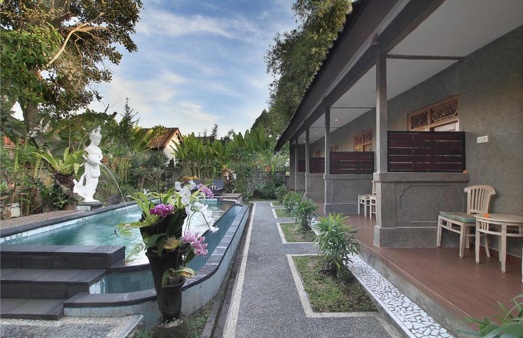 Bazén v ubytování Jerogadung House nebo v jeho okolí