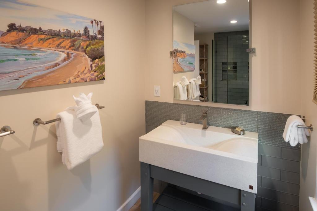Harbor House Inn photo