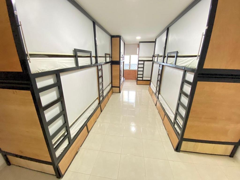eine Reihe leerer Etagenbetten in einem Zimmer in der Unterkunft Nueve Uno Hostel in Ríohacha