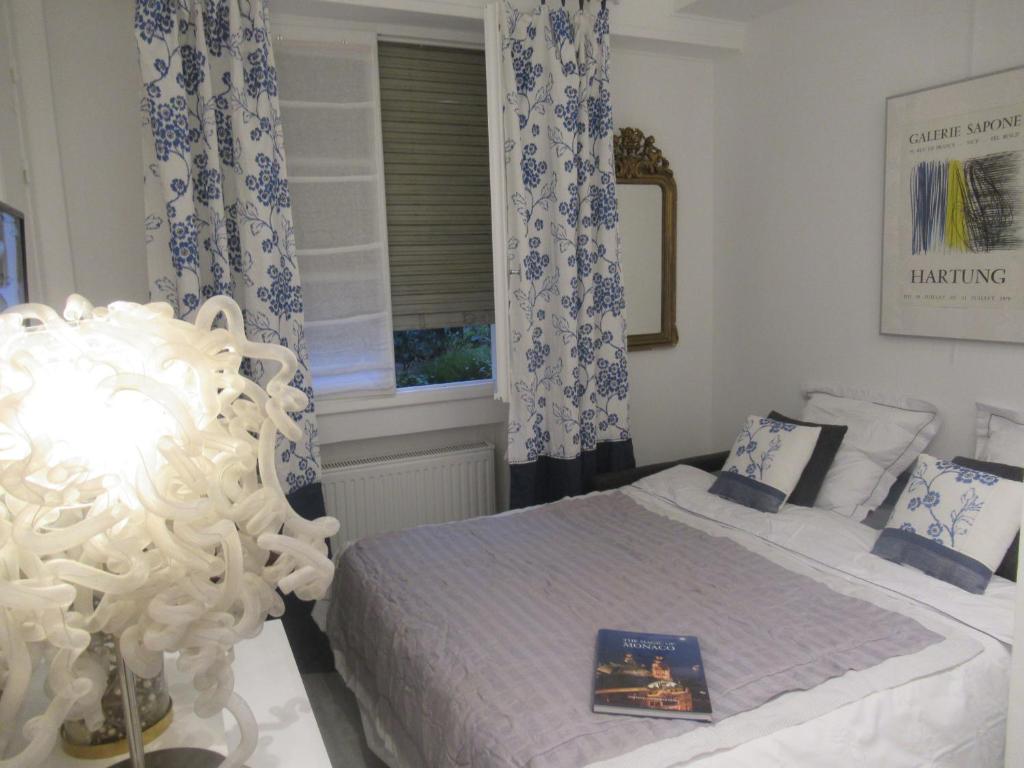 - une chambre avec un lit et une fenêtre dans l'établissement Le Ptit Niçois sur le Port, à Nice