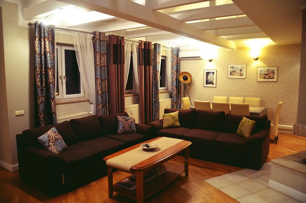 un soggiorno con divano e tavolo di Apartamenty Pałacowe a Białystok