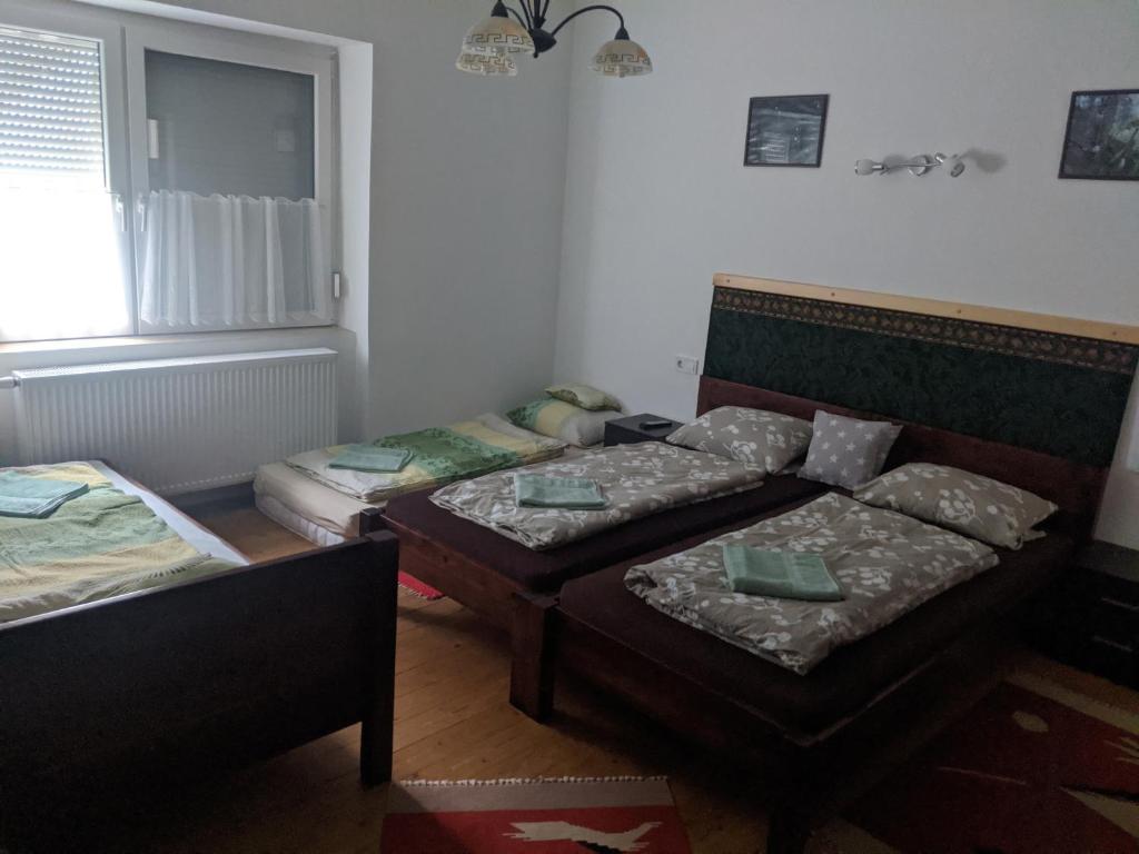 Posteľ alebo postele v izbe v ubytovaní Római Fürdő Apartmanház