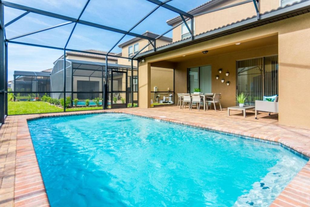 Bazén v ubytování Fabulous Home with Pool at Solterra Resort ST5501 nebo v jeho okolí