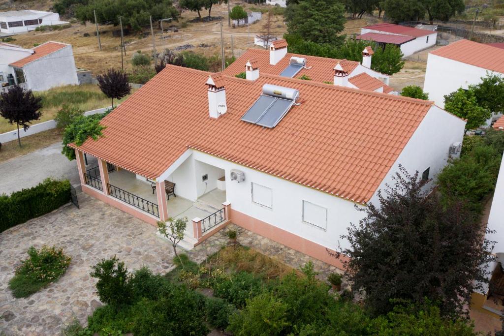 uma vista aérea de uma casa com um telhado laranja em Tapada da Beirã em Marvão