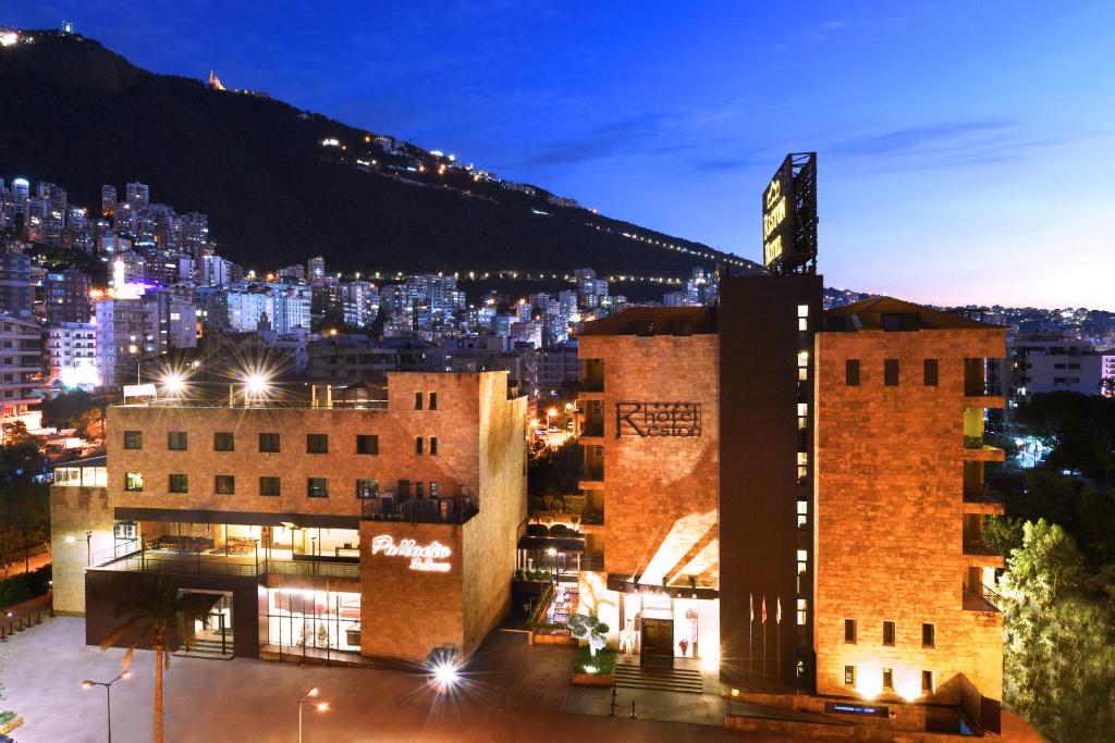 ein Blick auf eine Stadt bei Nacht in der Unterkunft Reston Hotel in Jounieh