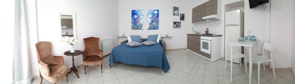 - une cuisine avec une table bleue dans une pièce dans l'établissement Casa Mia Miniapartment, à Riposto