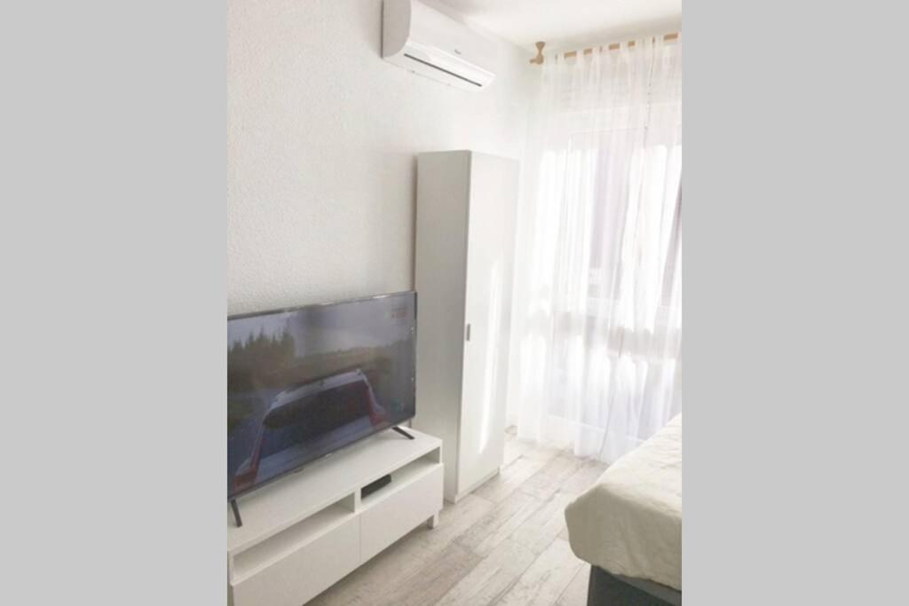 TV a/nebo společenská místnost v ubytování Estudio Estilo Nórdico Madrid (Malasaña Gran Vía)