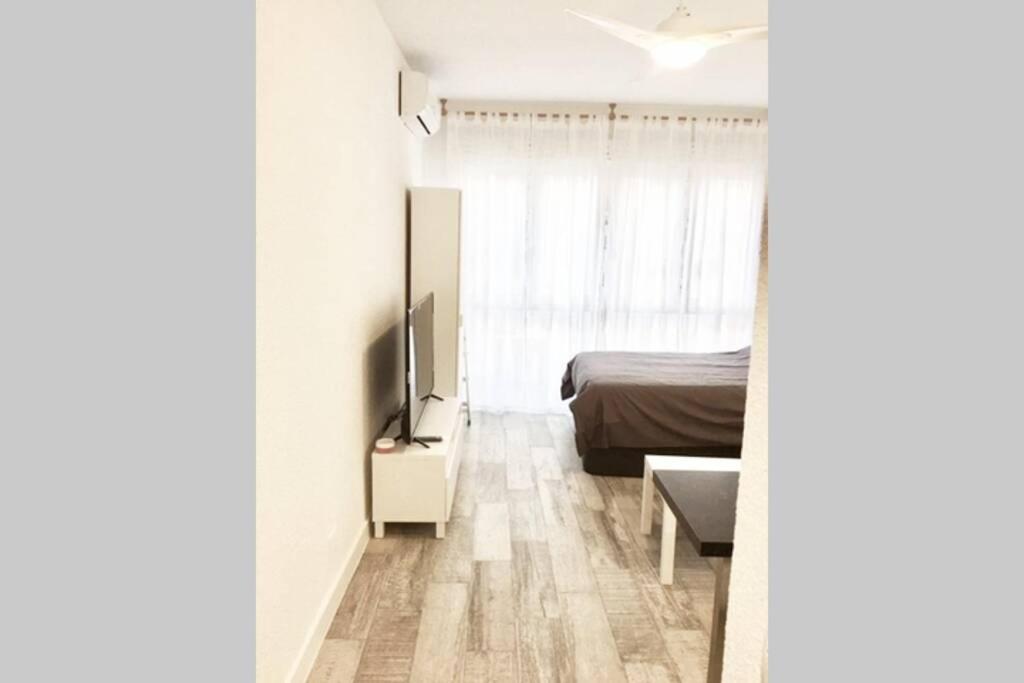 TV a/nebo společenská místnost v ubytování Estudio Estilo Nórdico Madrid (Malasaña Gran Vía)