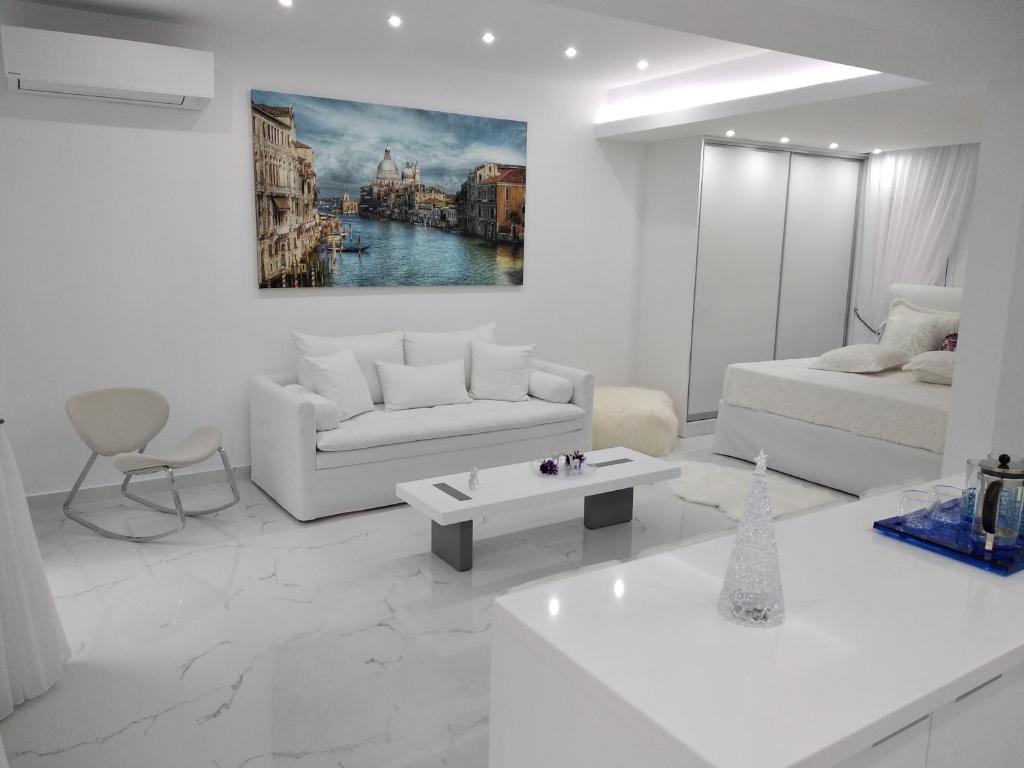 Ruang duduk di Despina's Lux apt Downtown