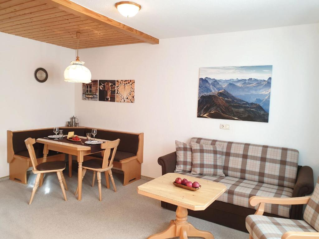 ein Wohnzimmer mit einem Sofa und einem Tisch in der Unterkunft Haus Andrea in Fischen im Allgäu