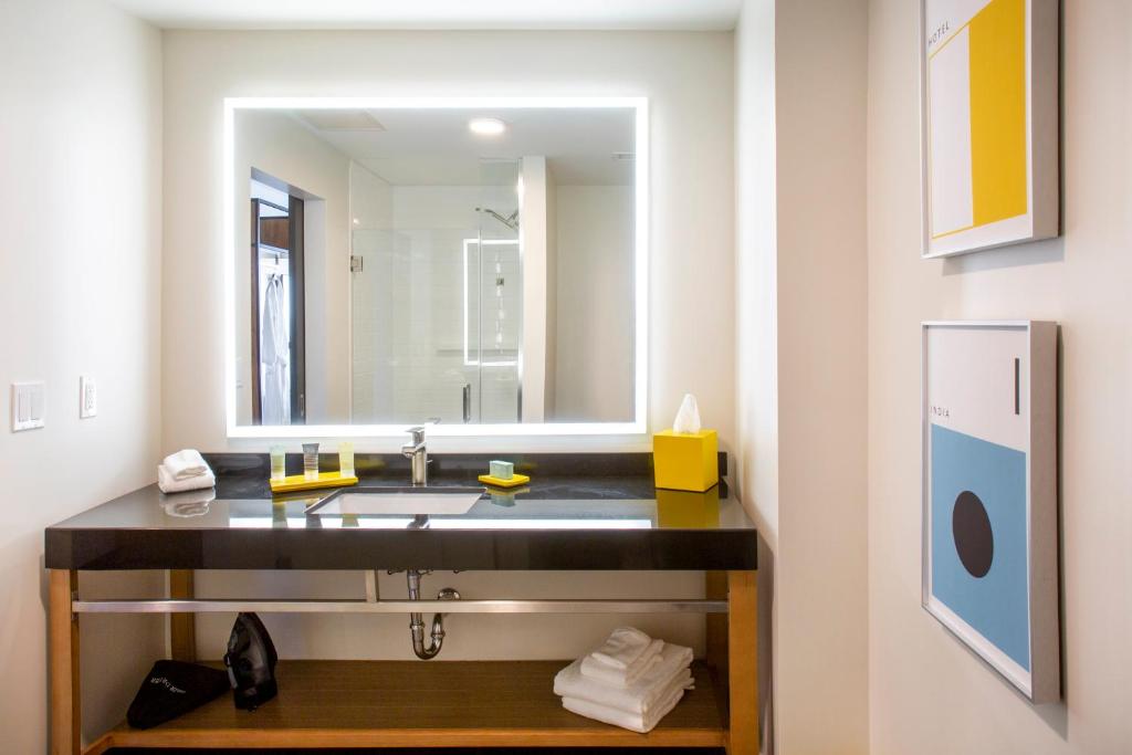 Hotel Indigo Seattle Everett Waterfront Place, an IHG Hotel - King Room Mit Balkon Und Wasseransicht