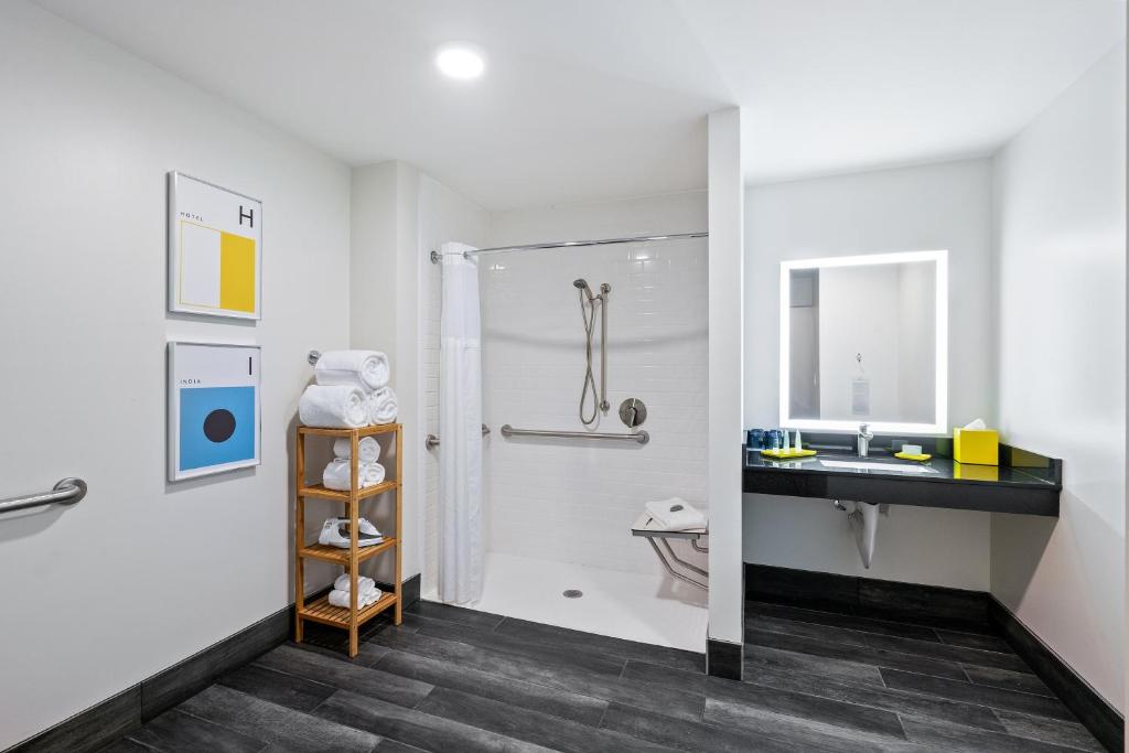 Hotel Indigo Seattle Everett Waterfront Place, an IHG Hotel - Suite - Mobility Access Roll In Shower/Non-Smoking