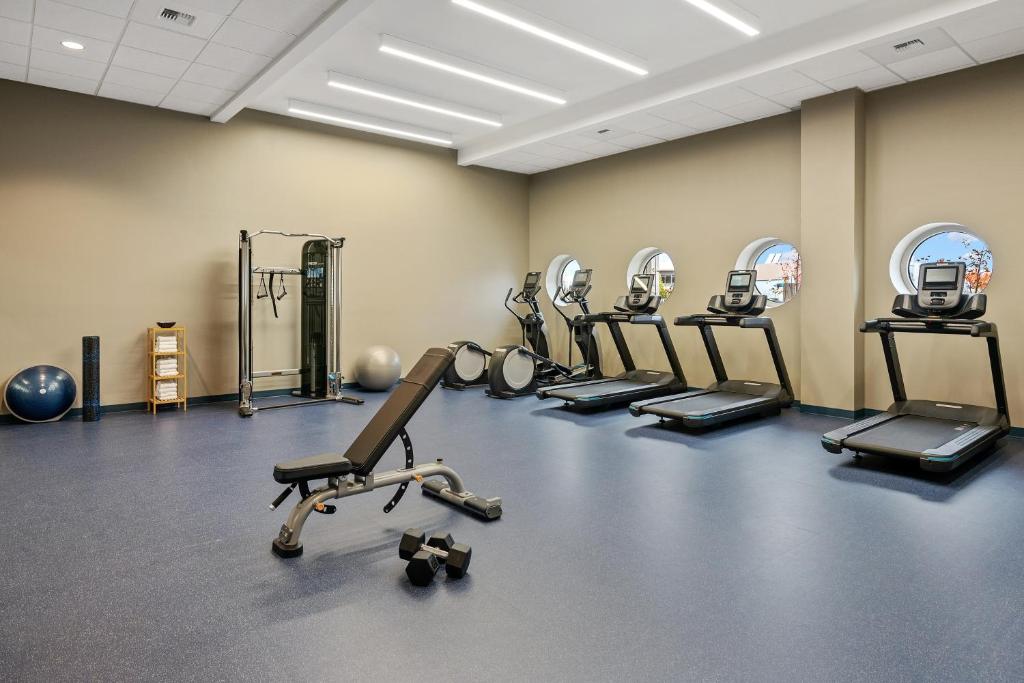 Fitness centrum a/nebo fitness zařízení v ubytování Hotel Indigo Seattle Everett Waterfront Place by IHG