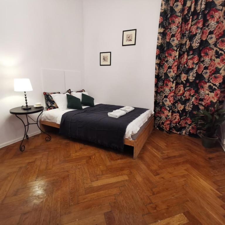 Łóżko lub łóżka w pokoju w obiekcie Cosy Old Town Apartment (5min from Main Square)