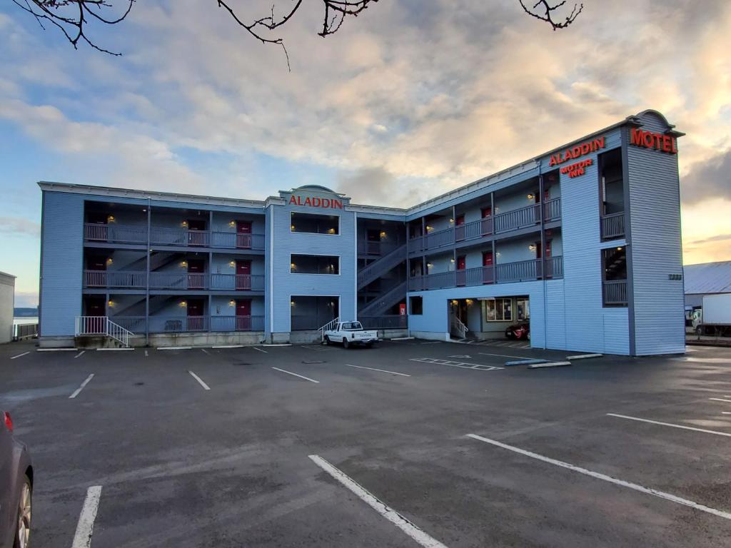 un aparcamiento vacío frente a un hotel en Water Front Inn en Port Townsend