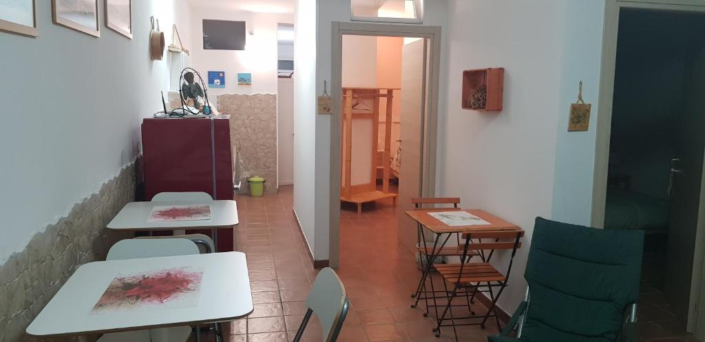 een kamer met een tafel en stoelen en een tafel en een stoel bij La Macchia in Melendugno
