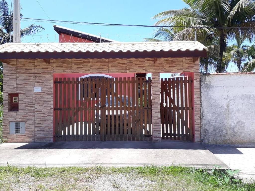 a gate in front of a brick building at Casa Temporada Bertioga- Indáia in Bertioga