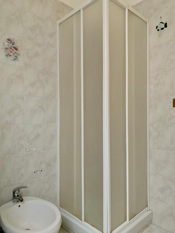 łazienka z prysznicem, toaletą i umywalką w obiekcie Monfenera Apartment 2 w mieście Palermo