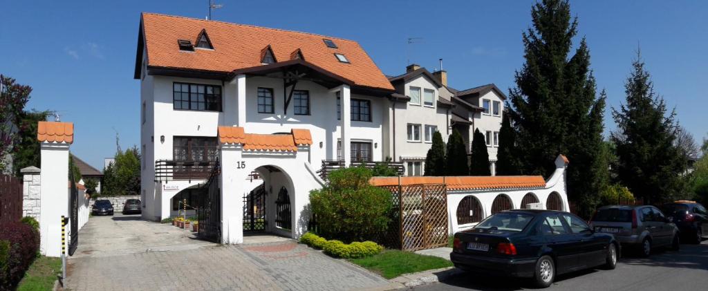 una gran casa blanca con un coche aparcado delante de ella en Wytchnienie en Lublin