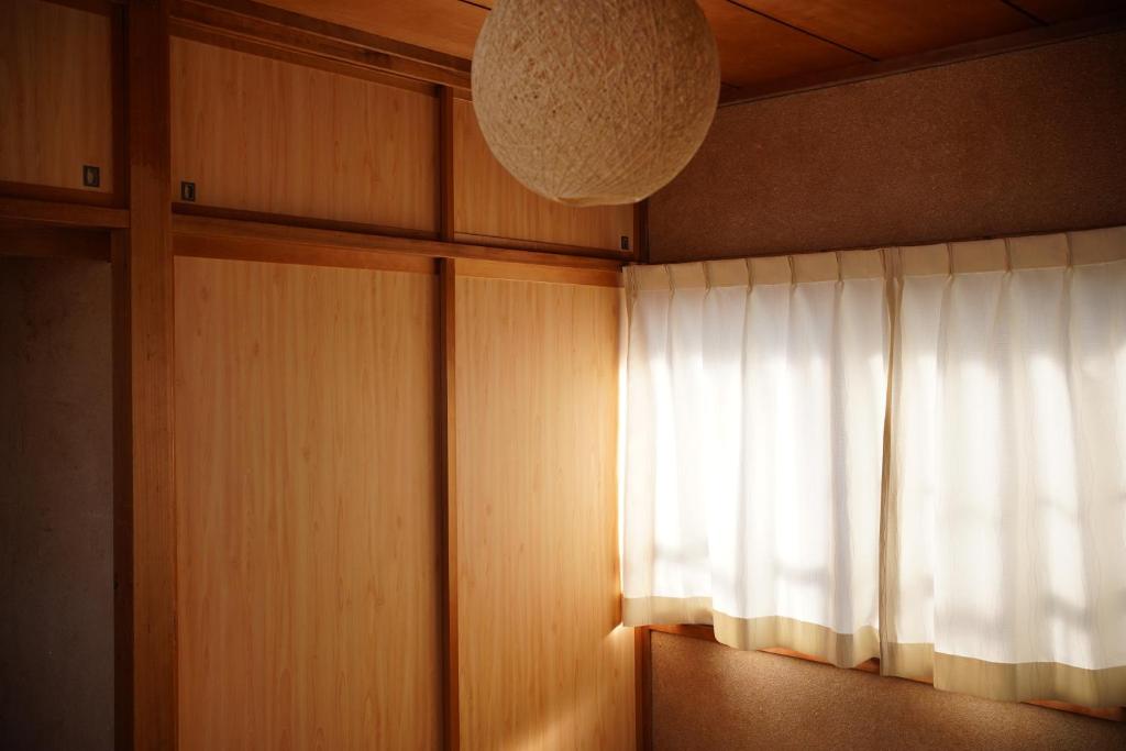 Fotografie z fotogalerie ubytování 瀬戸内ハウス 疲れを癒す木のお家 バス停より徒歩3分 Free WIFI 無料駐車場 v destinaci Sakaide