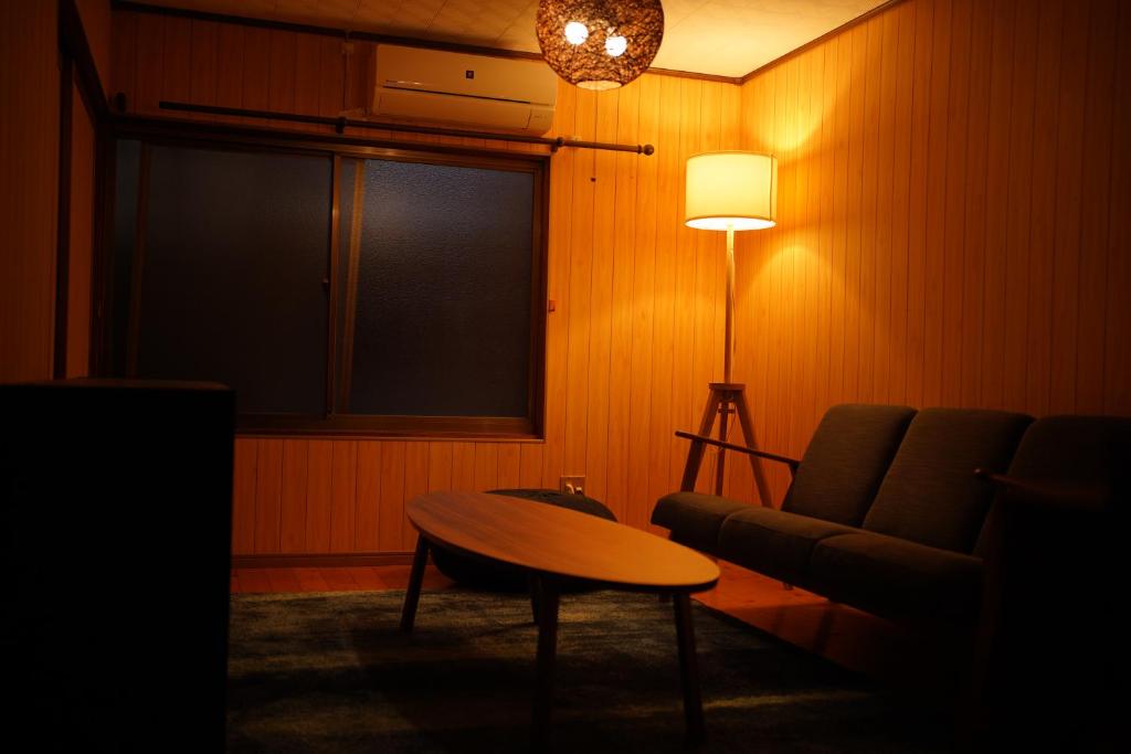 Posezení v ubytování 瀬戸内ハウス 疲れを癒す木のお家 バス停より徒歩3分 Free WIFI 無料駐車場