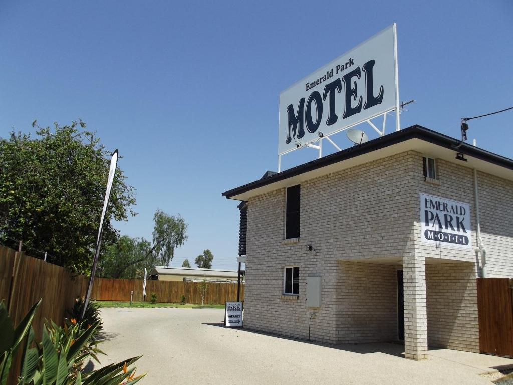 un motel en briques avec un panneau en haut dans l'établissement Emerald Park Motel, à Emerald