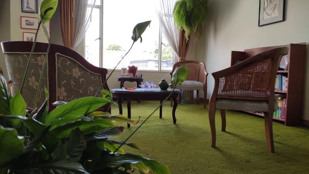 a living room with two chairs and a table at Alojate y Descansa in Bogotá