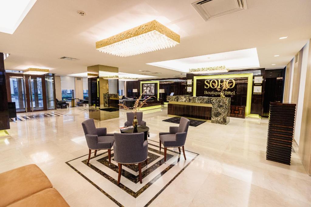 eine Hotellobby mit Stühlen und ein Geschäft in der Unterkunft SOHO boutique hotel in Dnipro