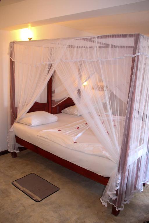 Postel nebo postele na pokoji v ubytování Shanthi Beach Resort