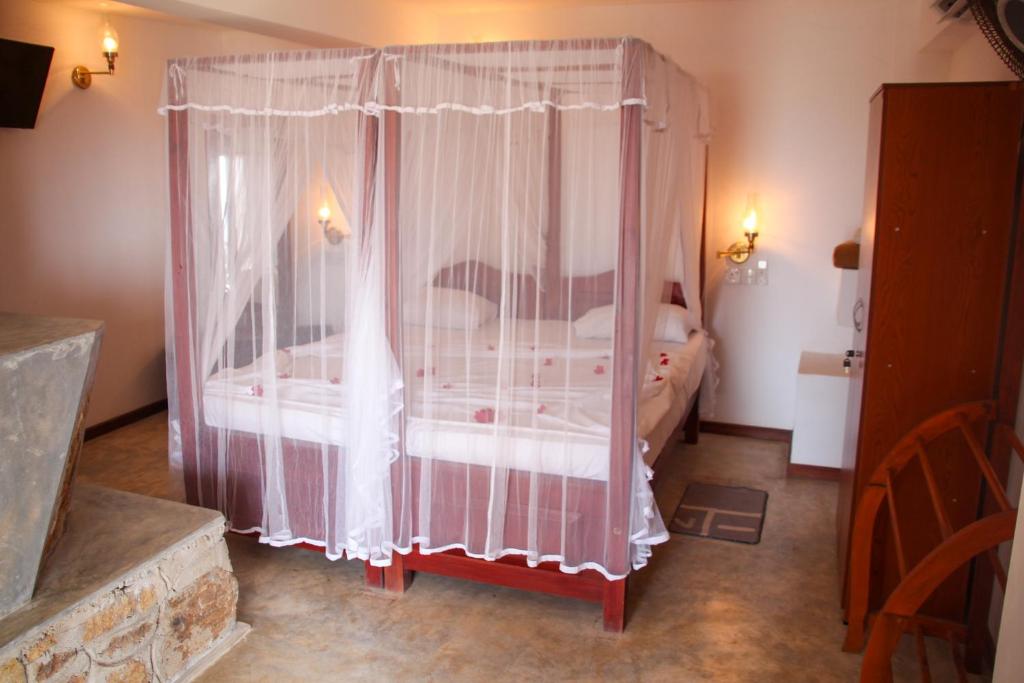 Postel nebo postele na pokoji v ubytování Shanthi Beach Resort