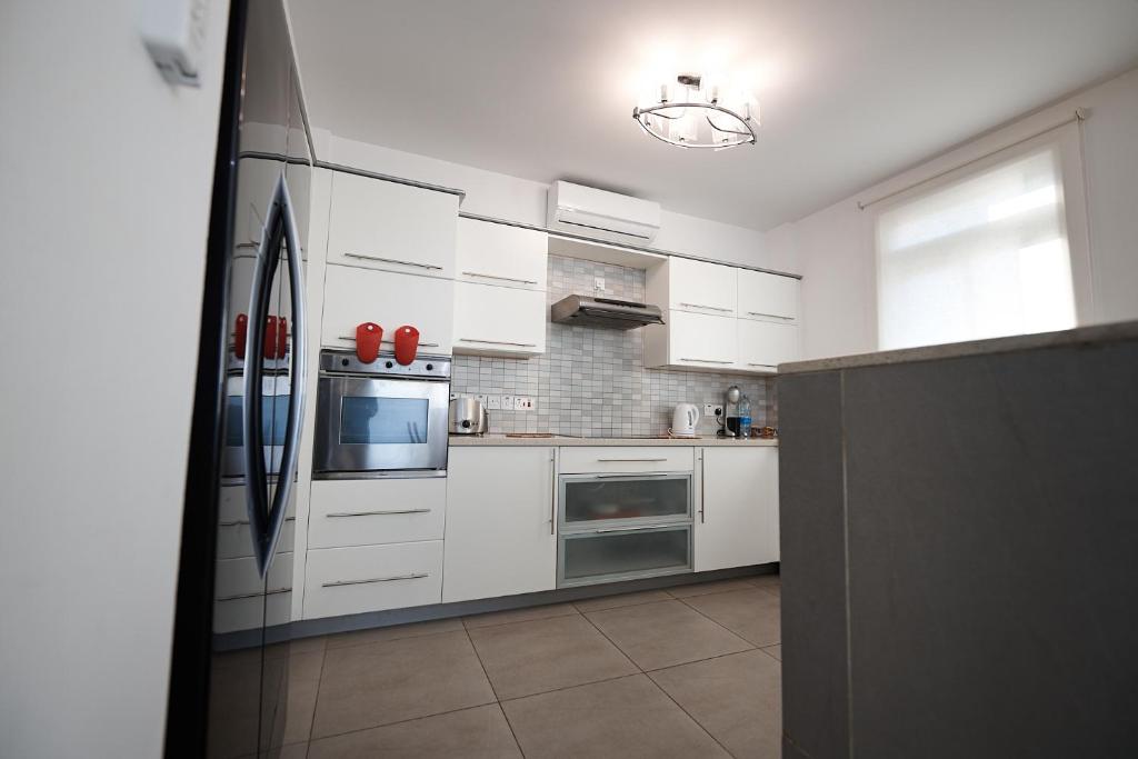 Kuchyň nebo kuchyňský kout v ubytování Beach Front Bella Vista by Ezoria Villas