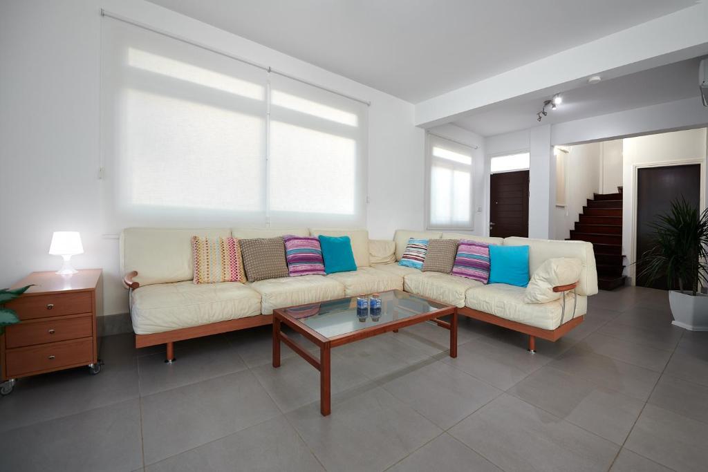 Posezení v ubytování Beach Front Bella Vista by Ezoria Villas