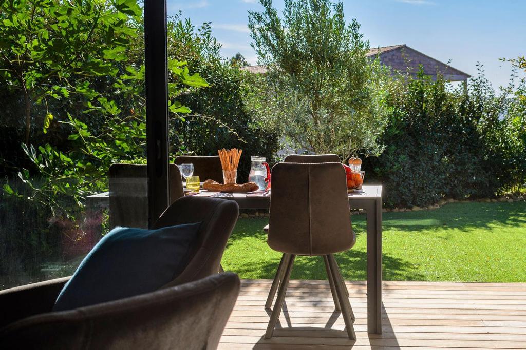una mesa con sillas en una terraza con mesa en Hotel Calarossa Bay Resort, en Porto Vecchio