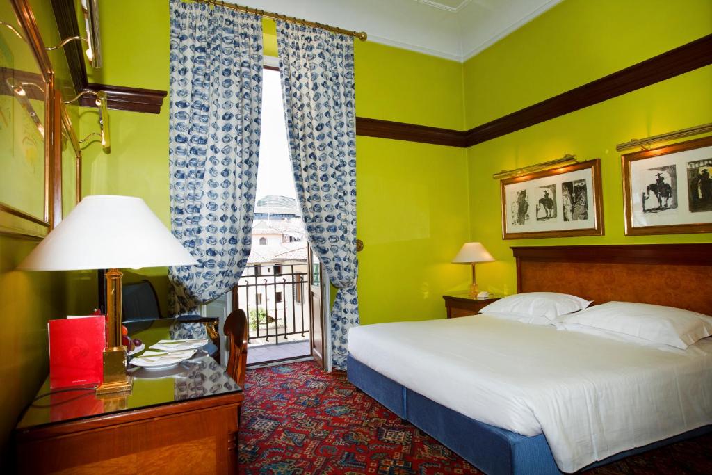 Postel nebo postele na pokoji v ubytování Hotel Albani Firenze