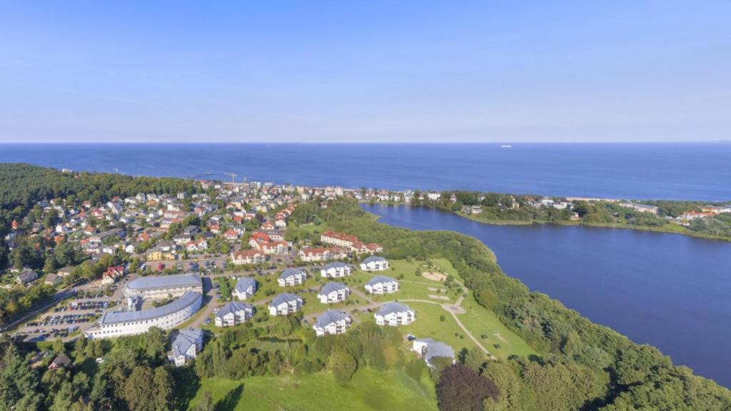 ヘリングスドルフにあるFeriendomizil Seeparkの水上の島のリゾートの空中ビュー