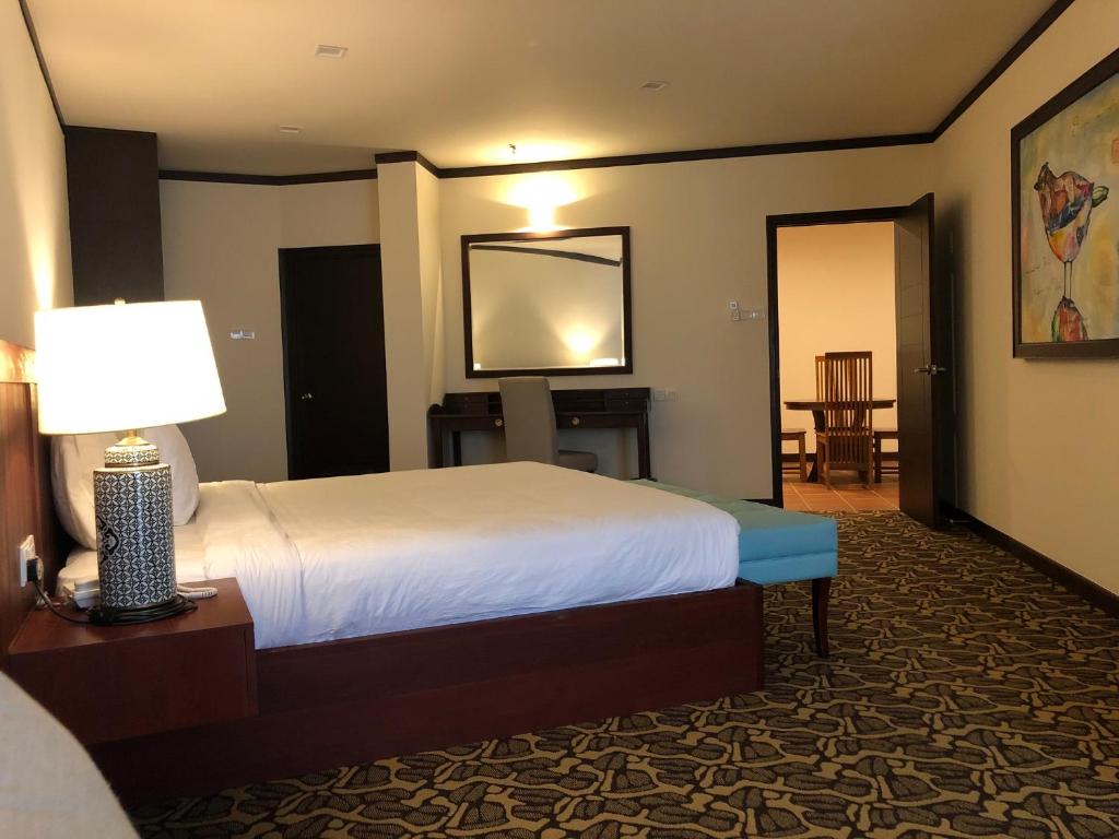 Postel nebo postele na pokoji v ubytování Riviera Suites Melaka
